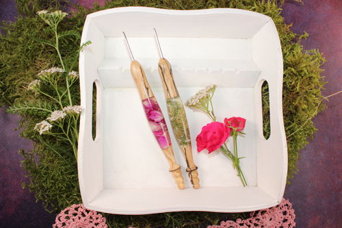 WollLolli Botanicals: Aphrodite Häkelnadel aus gestockter Buche mit eingegossenen Blüten